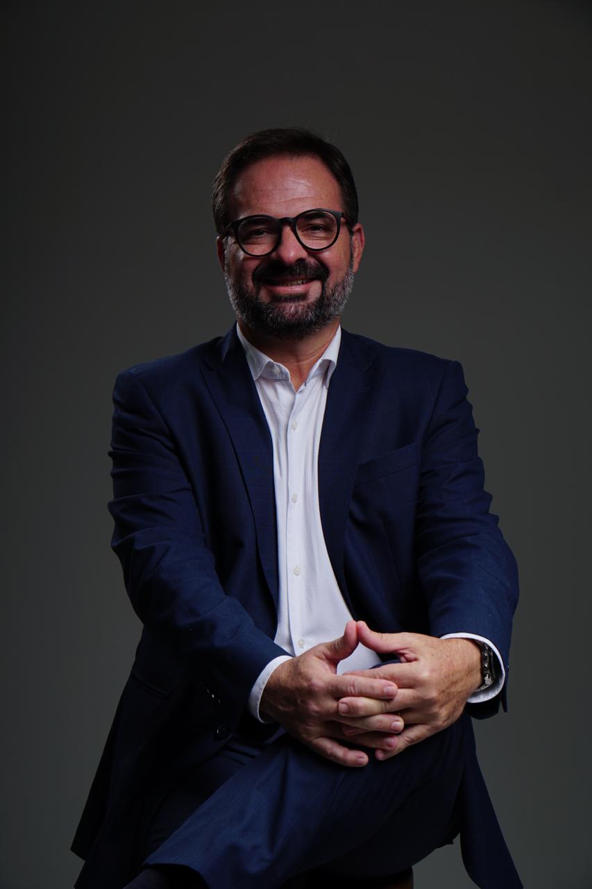 Daniel Lima, advogado de Direito Médico e da Saúde em Vitória/ES, em retrato de estúdio.
